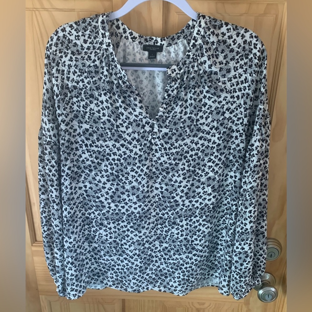 Ann Taylor Blouse Drop Sleeves 5 Patterned Buttons Dainty Flowers White Black L
